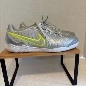 Nike Men's Silver Indoor Athletic Futsal Soccer Shoes Tiempo Legend Sz. 10.5